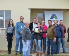 Representantes da Cohapar e da Prefeitura de Mallet entregaram nesta quinta-feira (27) as chaves de 20 casas populares a famílias da cidade, na região Centro-Sul do Paraná. A construção do conjunto habitacional recebeu investimentos que superam R$ 1,4 milhão em recursos do Fundo de Garantia do Tempo de Serviço (FGTS).