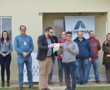 Representantes da Cohapar e da Prefeitura de Mallet entregaram nesta quinta-feira (27) as chaves de 20 casas populares a famílias da cidade, na região Centro-Sul do Paraná. A construção do conjunto habitacional recebeu investimentos que superam R$ 1,4 milhão em recursos do Fundo de Garantia do Tempo de Serviço (FGTS).