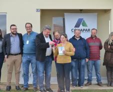 Representantes da Cohapar e da Prefeitura de Mallet entregaram nesta quinta-feira (27) as chaves de 20 casas populares a famílias da cidade, na região Centro-Sul do Paraná. A construção do conjunto habitacional recebeu investimentos que superam R$ 1,4 milhão em recursos do Fundo de Garantia do Tempo de Serviço (FGTS).