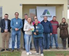 Representantes da Cohapar e da Prefeitura de Mallet entregaram nesta quinta-feira (27) as chaves de 20 casas populares a famílias da cidade, na região Centro-Sul do Paraná. A construção do conjunto habitacional recebeu investimentos que superam R$ 1,4 milhão em recursos do Fundo de Garantia do Tempo de Serviço (FGTS).