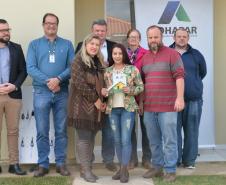 Representantes da Cohapar e da Prefeitura de Mallet entregaram nesta quinta-feira (27) as chaves de 20 casas populares a famílias da cidade, na região Centro-Sul do Paraná. A construção do conjunto habitacional recebeu investimentos que superam R$ 1,4 milhão em recursos do Fundo de Garantia do Tempo de Serviço (FGTS).