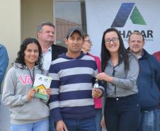 Representantes da Cohapar e da Prefeitura de Mallet entregaram nesta quinta-feira (27) as chaves de 20 casas populares a famílias da cidade, na região Centro-Sul do Paraná. A construção do conjunto habitacional recebeu investimentos que superam R$ 1,4 milhão em recursos do Fundo de Garantia do Tempo de Serviço (FGTS).