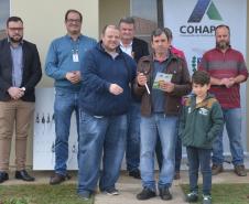 Representantes da Cohapar e da Prefeitura de Mallet entregaram nesta quinta-feira (27) as chaves de 20 casas populares a famílias da cidade, na região Centro-Sul do Paraná. A construção do conjunto habitacional recebeu investimentos que superam R$ 1,4 milhão em recursos do Fundo de Garantia do Tempo de Serviço (FGTS).