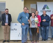Representantes da Cohapar e da Prefeitura de Mallet entregaram nesta quinta-feira (27) as chaves de 20 casas populares a famílias da cidade, na região Centro-Sul do Paraná. A construção do conjunto habitacional recebeu investimentos que superam R$ 1,4 milhão em recursos do Fundo de Garantia do Tempo de Serviço (FGTS).