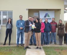 Representantes da Cohapar e da Prefeitura de Mallet entregaram nesta quinta-feira (27) as chaves de 20 casas populares a famílias da cidade, na região Centro-Sul do Paraná. A construção do conjunto habitacional recebeu investimentos que superam R$ 1,4 milhão em recursos do Fundo de Garantia do Tempo de Serviço (FGTS).
