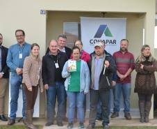 Representantes da Cohapar e da Prefeitura de Mallet entregaram nesta quinta-feira (27) as chaves de 20 casas populares a famílias da cidade, na região Centro-Sul do Paraná. A construção do conjunto habitacional recebeu investimentos que superam R$ 1,4 milhão em recursos do Fundo de Garantia do Tempo de Serviço (FGTS).