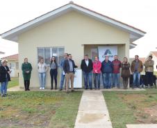 Representantes da Cohapar e da Prefeitura de Mallet entregaram nesta quinta-feira (27) as chaves de 20 casas populares a famílias da cidade, na região Centro-Sul do Paraná. A construção do conjunto habitacional recebeu investimentos que superam R$ 1,4 milhão em recursos do Fundo de Garantia do Tempo de Serviço (FGTS).