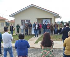 Representantes da Cohapar e da Prefeitura de Mallet entregaram nesta quinta-feira (27) as chaves de 20 casas populares a famílias da cidade, na região Centro-Sul do Paraná. A construção do conjunto habitacional recebeu investimentos que superam R$ 1,4 milhão em recursos do Fundo de Garantia do Tempo de Serviço (FGTS).