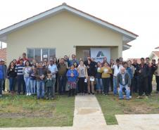 Representantes da Cohapar e da Prefeitura de Mallet entregaram nesta quinta-feira (27) as chaves de 20 casas populares a famílias da cidade, na região Centro-Sul do Paraná. A construção do conjunto habitacional recebeu investimentos que superam R$ 1,4 milhão em recursos do Fundo de Garantia do Tempo de Serviço (FGTS).