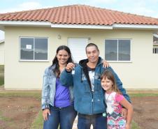 Representantes da Cohapar e da Prefeitura de Mallet entregaram nesta quinta-feira (27) as chaves de 20 casas populares a famílias da cidade, na região Centro-Sul do Paraná. A construção do conjunto habitacional recebeu investimentos que superam R$ 1,4 milhão em recursos do Fundo de Garantia do Tempo de Serviço (FGTS).