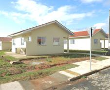 Representantes da Cohapar e da Prefeitura de Mallet entregaram nesta quinta-feira (27) as chaves de 20 casas populares a famílias da cidade, na região Centro-Sul do Paraná. A construção do conjunto habitacional recebeu investimentos que superam R$ 1,4 milhão em recursos do Fundo de Garantia do Tempo de Serviço (FGTS).
