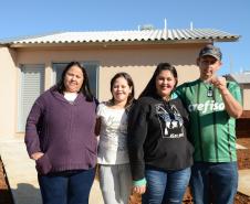 Cem famílias do distrito de Palmeirinha, em Guarapuava, receberam neste sábado (29) as chaves da casa própria. Elas foram beneficiadas por um projeto habitacional conjunto do Governo do Estado com o Governo Federal e a prefeitura, com investimentos que chegam a R$ 7,5 milhões dentro do programa Minha Casa Minha Vida. 