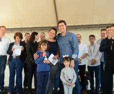 Cem famílias do distrito de Palmeirinha, em Guarapuava, receberam neste sábado (29) as chaves da casa própria. Elas foram beneficiadas por um projeto habitacional conjunto do Governo do Estado com o Governo Federal e a prefeitura, com investimentos que chegam a R$ 7,5 milhões dentro do programa Minha Casa Minha Vida. 