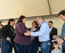 Cem famílias do distrito de Palmeirinha, em Guarapuava, receberam neste sábado (29) as chaves da casa própria. Elas foram beneficiadas por um projeto habitacional conjunto do Governo do Estado com o Governo Federal e a prefeitura, com investimentos que chegam a R$ 7,5 milhões dentro do programa Minha Casa Minha Vida. 