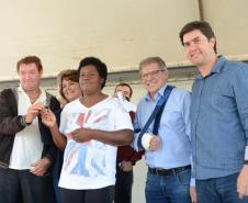 Cem famílias do distrito de Palmeirinha, em Guarapuava, receberam neste sábado (29) as chaves da casa própria. Elas foram beneficiadas por um projeto habitacional conjunto do Governo do Estado com o Governo Federal e a prefeitura, com investimentos que chegam a R$ 7,5 milhões dentro do programa Minha Casa Minha Vida. 