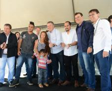 Cem famílias do distrito de Palmeirinha, em Guarapuava, receberam neste sábado (29) as chaves da casa própria. Elas foram beneficiadas por um projeto habitacional conjunto do Governo do Estado com o Governo Federal e a prefeitura, com investimentos que chegam a R$ 7,5 milhões dentro do programa Minha Casa Minha Vida. 