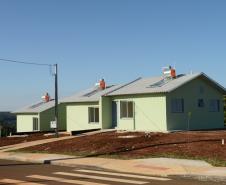 Cem famílias do distrito de Palmeirinha, em Guarapuava, receberam neste sábado (29) as chaves da casa própria. Elas foram beneficiadas por um projeto habitacional conjunto do Governo do Estado com o Governo Federal e a prefeitura, com investimentos que chegam a R$ 7,5 milhões dentro do programa Minha Casa Minha Vida. 