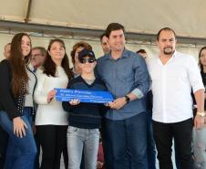 Cem famílias do distrito de Palmeirinha, em Guarapuava, receberam neste sábado (29) as chaves da casa própria. Elas foram beneficiadas por um projeto habitacional conjunto do Governo do Estado com o Governo Federal e a prefeitura, com investimentos que chegam a R$ 7,5 milhões dentro do programa Minha Casa Minha Vida. 