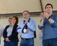Cem famílias do distrito de Palmeirinha, em Guarapuava, receberam neste sábado (29) as chaves da casa própria. Elas foram beneficiadas por um projeto habitacional conjunto do Governo do Estado com o Governo Federal e a prefeitura, com investimentos que chegam a R$ 7,5 milhões dentro do programa Minha Casa Minha Vida. 