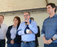 Cem famílias do distrito de Palmeirinha, em Guarapuava, receberam neste sábado (29) as chaves da casa própria. Elas foram beneficiadas por um projeto habitacional conjunto do Governo do Estado com o Governo Federal e a prefeitura, com investimentos que chegam a R$ 7,5 milhões dentro do programa Minha Casa Minha Vida. 