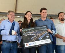 Cem famílias do distrito de Palmeirinha, em Guarapuava, receberam neste sábado (29) as chaves da casa própria. Elas foram beneficiadas por um projeto habitacional conjunto do Governo do Estado com o Governo Federal e a prefeitura, com investimentos que chegam a R$ 7,5 milhões dentro do programa Minha Casa Minha Vida. 