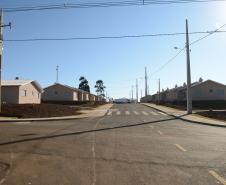 Cem famílias do distrito de Palmeirinha, em Guarapuava, receberam neste sábado (29) as chaves da casa própria. Elas foram beneficiadas por um projeto habitacional conjunto do Governo do Estado com o Governo Federal e a prefeitura, com investimentos que chegam a R$ 7,5 milhões dentro do programa Minha Casa Minha Vida. 