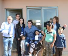 Cem famílias do distrito de Palmeirinha, em Guarapuava, receberam neste sábado (29) as chaves da casa própria. Elas foram beneficiadas por um projeto habitacional conjunto do Governo do Estado com o Governo Federal e a prefeitura, com investimentos que chegam a R$ 7,5 milhões dentro do programa Minha Casa Minha Vida. 