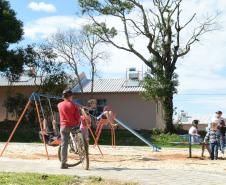Cem famílias do distrito de Palmeirinha, em Guarapuava, receberam neste sábado (29) as chaves da casa própria. Elas foram beneficiadas por um projeto habitacional conjunto do Governo do Estado com o Governo Federal e a prefeitura, com investimentos que chegam a R$ 7,5 milhões dentro do programa Minha Casa Minha Vida. 
