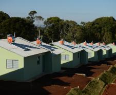 Cem famílias do distrito de Palmeirinha, em Guarapuava, receberam neste sábado (29) as chaves da casa própria. Elas foram beneficiadas por um projeto habitacional conjunto do Governo do Estado com o Governo Federal e a prefeitura, com investimentos que chegam a R$ 7,5 milhões dentro do programa Minha Casa Minha Vida. 