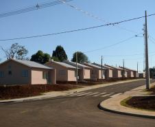 Cem famílias do distrito de Palmeirinha, em Guarapuava, receberam neste sábado (29) as chaves da casa própria. Elas foram beneficiadas por um projeto habitacional conjunto do Governo do Estado com o Governo Federal e a prefeitura, com investimentos que chegam a R$ 7,5 milhões dentro do programa Minha Casa Minha Vida. 