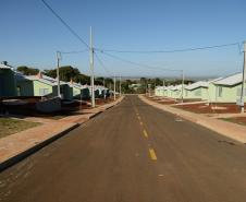 Cem famílias do distrito de Palmeirinha, em Guarapuava, receberam neste sábado (29) as chaves da casa própria. Elas foram beneficiadas por um projeto habitacional conjunto do Governo do Estado com o Governo Federal e a prefeitura, com investimentos que chegam a R$ 7,5 milhões dentro do programa Minha Casa Minha Vida. 