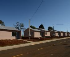 Cem famílias do distrito de Palmeirinha, em Guarapuava, receberam neste sábado (29) as chaves da casa própria. Elas foram beneficiadas por um projeto habitacional conjunto do Governo do Estado com o Governo Federal e a prefeitura, com investimentos que chegam a R$ 7,5 milhões dentro do programa Minha Casa Minha Vida. 