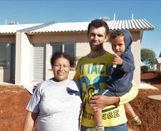 Cem famílias do distrito de Palmeirinha, em Guarapuava, receberam neste sábado (29) as chaves da casa própria. Elas foram beneficiadas por um projeto habitacional conjunto do Governo do Estado com o Governo Federal e a prefeitura, com investimentos que chegam a R$ 7,5 milhões dentro do programa Minha Casa Minha Vida. 