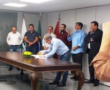 As obras de construção de 144 apartamentos do Residencial Alegro Village serão retomadas em Londrina ao longo dos próximos dias. O contrato para a retomada dos trabalhos foi assinado nesta segunda-feira (1) por representantes da Cohapar, Caixa Econômica Federal e prefeitura e prevê um aporte adicional de R$ 2,6 milhões para a conclusão do trabalho liberados pelo Ministério do Desenvolvimento Regional.