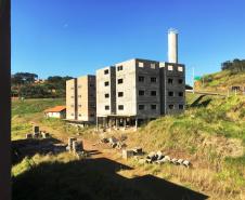As obras de construção de 144 apartamentos do Residencial Alegro Village serão retomadas em Londrina ao longo dos próximos dias. O contrato para a retomada dos trabalhos foi assinado nesta segunda-feira (1) por representantes da Cohapar, Caixa Econômica Federal e prefeitura e prevê um aporte adicional de R$ 2,6 milhões para a conclusão do trabalho liberados pelo Ministério do Desenvolvimento Regional.