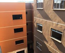 As obras de construção de 144 apartamentos do Residencial Alegro Village serão retomadas em Londrina ao longo dos próximos dias. O contrato para a retomada dos trabalhos foi assinado nesta segunda-feira (1) por representantes da Cohapar, Caixa Econômica Federal e prefeitura e prevê um aporte adicional de R$ 2,6 milhões para a conclusão do trabalho liberados pelo Ministério do Desenvolvimento Regional.