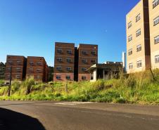 As obras de construção de 144 apartamentos do Residencial Alegro Village serão retomadas em Londrina ao longo dos próximos dias. O contrato para a retomada dos trabalhos foi assinado nesta segunda-feira (1) por representantes da Cohapar, Caixa Econômica Federal e prefeitura e prevê um aporte adicional de R$ 2,6 milhões para a conclusão do trabalho liberados pelo Ministério do Desenvolvimento Regional.