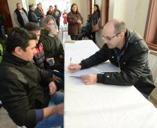 Neste sábado (6), representantes da Cohapar e prefeituras entregaram as escrituras de propriedade de 109 famílias da região dos Campos Gerais em Ponta Grossa. Os documentos foram emitidos pela companhia por meio do programa de Escrituração Direta, que prevê um serviço mais rápido e barato do que aquele praticado pelos tabelionatos. 