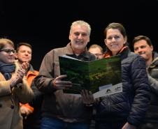 Neste sábado (6), representantes da Cohapar e prefeituras entregaram as escrituras de propriedade de 109 famílias da região dos Campos Gerais em Ponta Grossa. Os documentos foram emitidos pela companhia por meio do programa de Escrituração Direta, que prevê um serviço mais rápido e barato do que aquele praticado pelos tabelionatos. 
