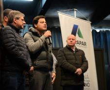 Neste sábado (6), representantes da Cohapar e prefeituras entregaram as escrituras de propriedade de 109 famílias da região dos Campos Gerais em Ponta Grossa. Os documentos foram emitidos pela companhia por meio do programa de Escrituração Direta, que prevê um serviço mais rápido e barato do que aquele praticado pelos tabelionatos. 