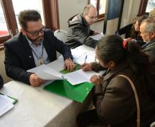 Neste sábado (6), representantes da Cohapar e prefeituras entregaram as escrituras de propriedade de 109 famílias da região dos Campos Gerais em Ponta Grossa. Os documentos foram emitidos pela companhia por meio do programa de Escrituração Direta, que prevê um serviço mais rápido e barato do que aquele praticado pelos tabelionatos. 