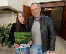 Neste sábado (6), representantes da Cohapar e prefeituras entregaram as escrituras de propriedade de 109 famílias da região dos Campos Gerais em Ponta Grossa. Os documentos foram emitidos pela companhia por meio do programa de Escrituração Direta, que prevê um serviço mais rápido e barato do que aquele praticado pelos tabelionatos. 