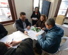 Neste sábado (6), representantes da Cohapar e prefeituras entregaram as escrituras de propriedade de 109 famílias da região dos Campos Gerais em Ponta Grossa. Os documentos foram emitidos pela companhia por meio do programa de Escrituração Direta, que prevê um serviço mais rápido e barato do que aquele praticado pelos tabelionatos. 