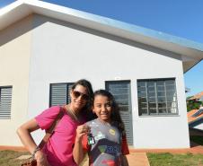 A manhã desta segunda-feira (15) ficará marcada para sempre na vida de cem famílias de Marechal Cândido Rondon, na região Oeste do Paraná. A partir de agora, elas são as proprietárias dos imóveis do Residencial Sol Nascente, empreendimento inaugurado pelo governador em exercício, Darci Piana e que recebeu investimentos de R$ 7,5 milhões do Governo Federal, Governo do Estado e prefeitura. 
