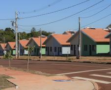 A manhã desta segunda-feira (15) ficará marcada para sempre na vida de cem famílias de Marechal Cândido Rondon, na região Oeste do Paraná. A partir de agora, elas são as proprietárias dos imóveis do Residencial Sol Nascente, empreendimento inaugurado pelo governador em exercício, Darci Piana e que recebeu investimentos de R$ 7,5 milhões do Governo Federal, Governo do Estado e prefeitura. 
