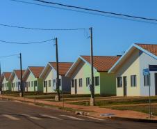 A manhã desta segunda-feira (15) ficará marcada para sempre na vida de cem famílias de Marechal Cândido Rondon, na região Oeste do Paraná. A partir de agora, elas são as proprietárias dos imóveis do Residencial Sol Nascente, empreendimento inaugurado pelo governador em exercício, Darci Piana e que recebeu investimentos de R$ 7,5 milhões do Governo Federal, Governo do Estado e prefeitura. 