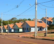 A manhã desta segunda-feira (15) ficará marcada para sempre na vida de cem famílias de Marechal Cândido Rondon, na região Oeste do Paraná. A partir de agora, elas são as proprietárias dos imóveis do Residencial Sol Nascente, empreendimento inaugurado pelo governador em exercício, Darci Piana e que recebeu investimentos de R$ 7,5 milhões do Governo Federal, Governo do Estado e prefeitura. 