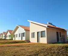 A manhã desta segunda-feira (15) ficará marcada para sempre na vida de cem famílias de Marechal Cândido Rondon, na região Oeste do Paraná. A partir de agora, elas são as proprietárias dos imóveis do Residencial Sol Nascente, empreendimento inaugurado pelo governador em exercício, Darci Piana e que recebeu investimentos de R$ 7,5 milhões do Governo Federal, Governo do Estado e prefeitura. 