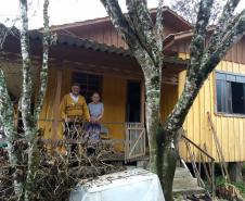 As chaves 37 novas casas populares foram entregues nesta sexta-feira (19) a famílias de pequenos produtores agrícolas da área rural de General Carneiro, na região Sul do Paraná. As moradias foram viabilizadas através de um trabalho conjunto do Governo Estado com o Governo Federal e a prefeitura. 