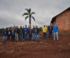 Uma comitiva de integrantes do Banco Interamericano de Desenvolvimento (BID) esteve no Paraná para acompanhar obras de construção de casas populares na última semana. Acompanhados de técnicos da Cohapar e da Secretaria de Estado da Justiça, Família e Trabalho, eles conferiram detalhes de empreendimentos habitacionais em Cantagalo, Fernandes Pinheiro, Rebouças e Teixeira Soares.